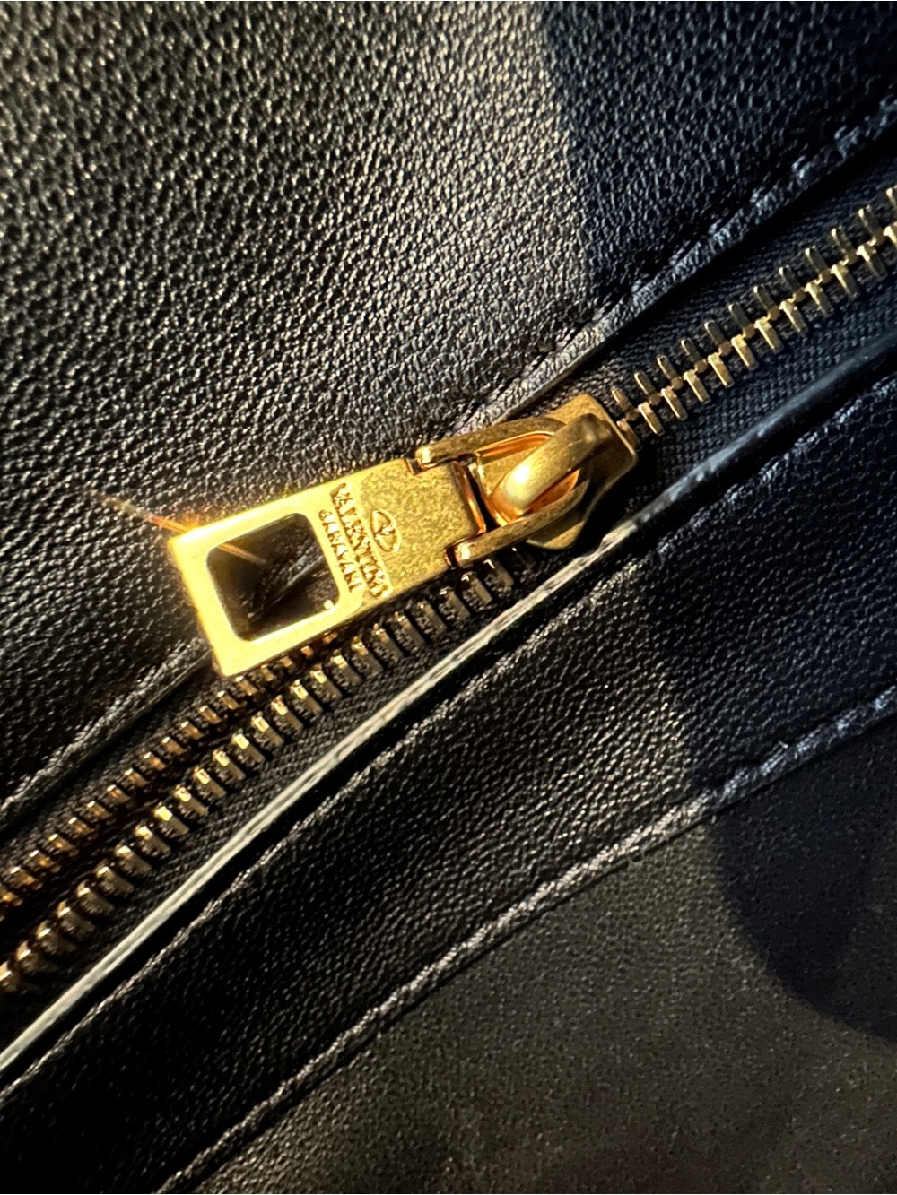 Valentino Garavani Black Shoulder Bag - Picture 10 of 10